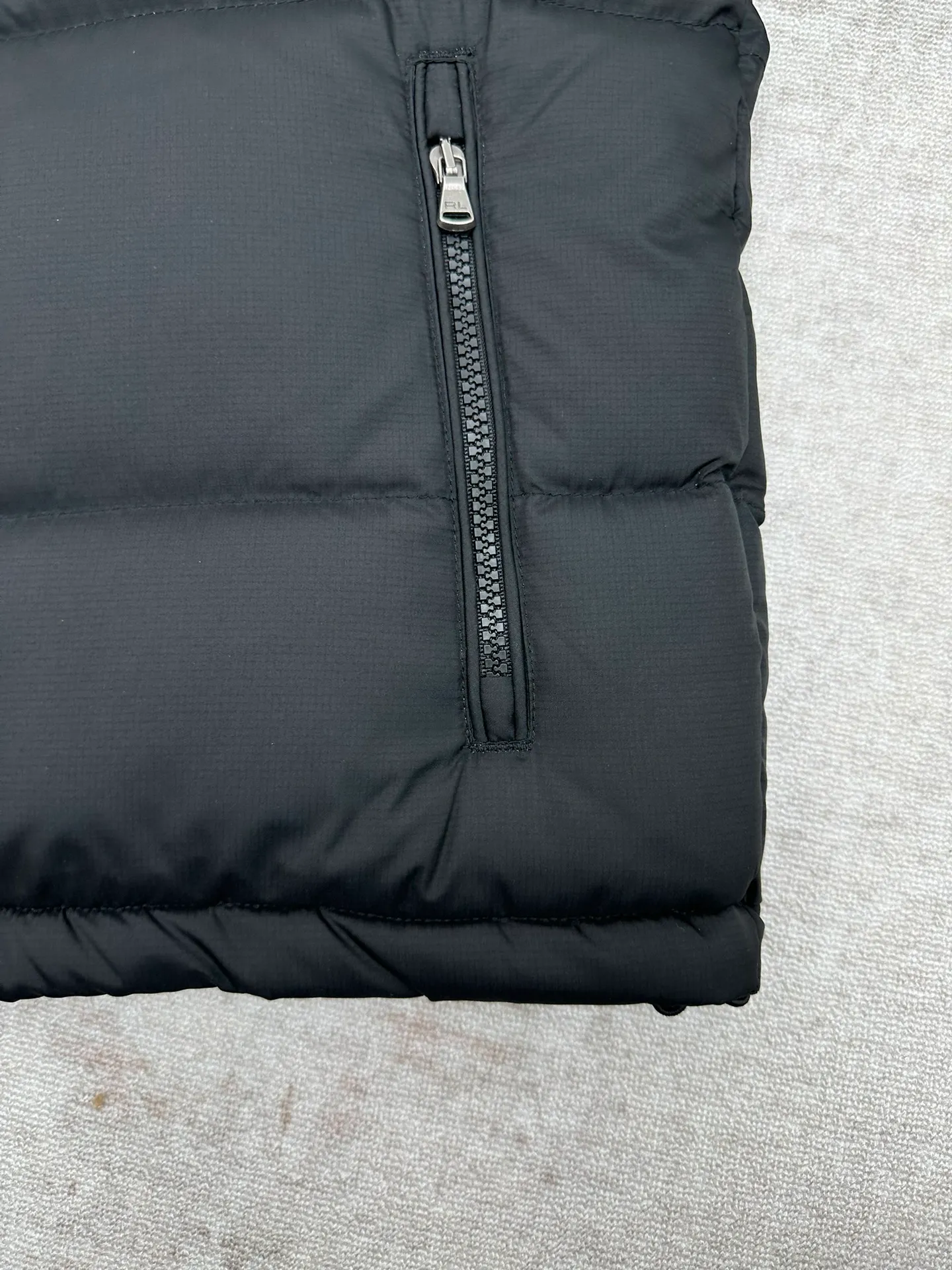 P1000 POLO 25ss new solid color embroidered hooded down jacket men's black high version code number: S.M.L.XL.XXL.